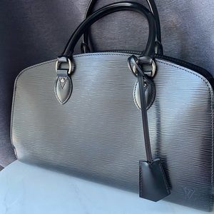 Mint condition! Authentic Louis Vuitton Pont-Neuf
